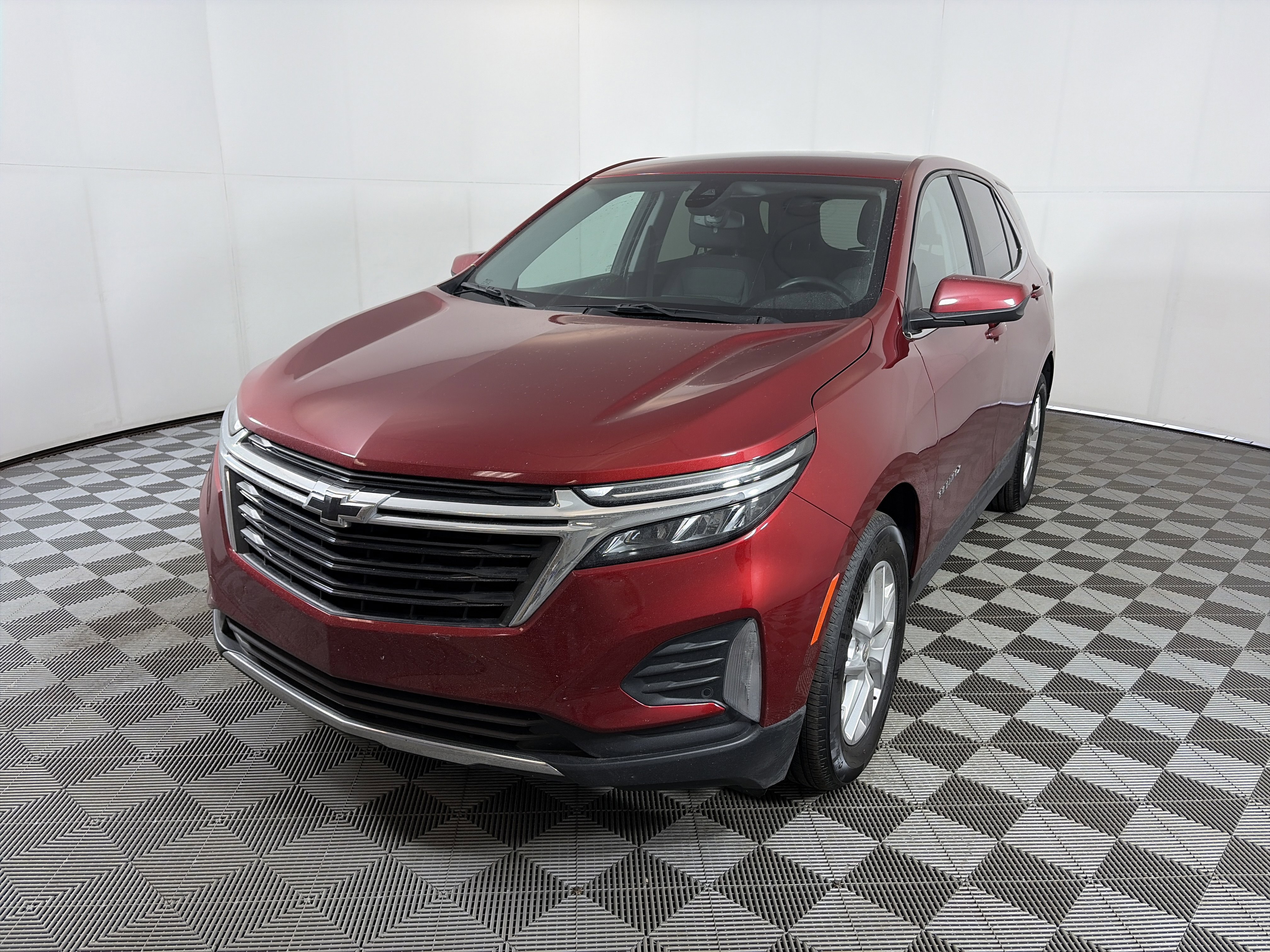 Used 2023 Chevrolet Equinox LT image 2