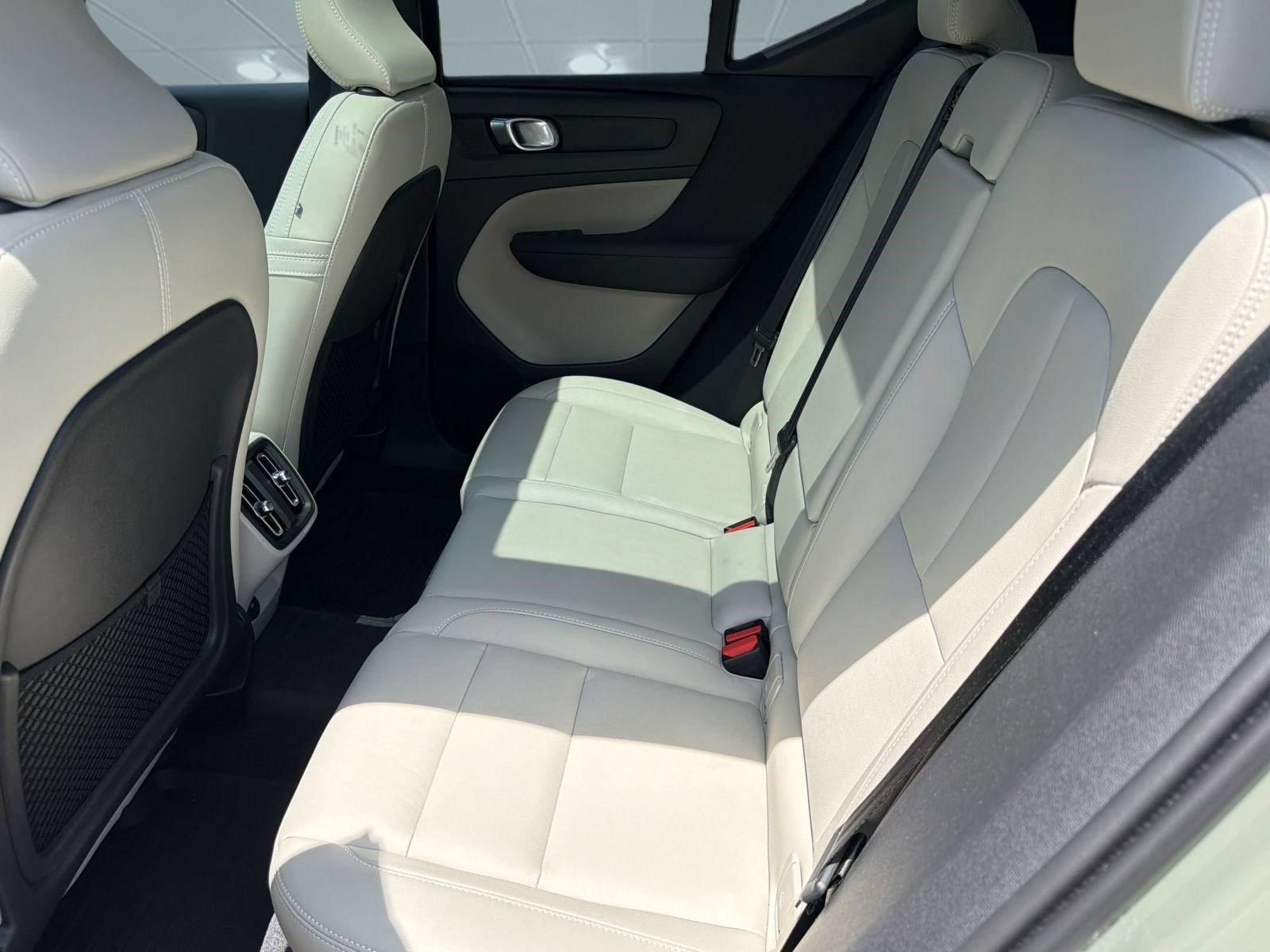 Certified 2024 Volvo XC40 B5 Plus AWD/4WD image 22