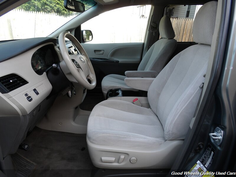 Used 2014 Toyota Sienna LE FWD image 12