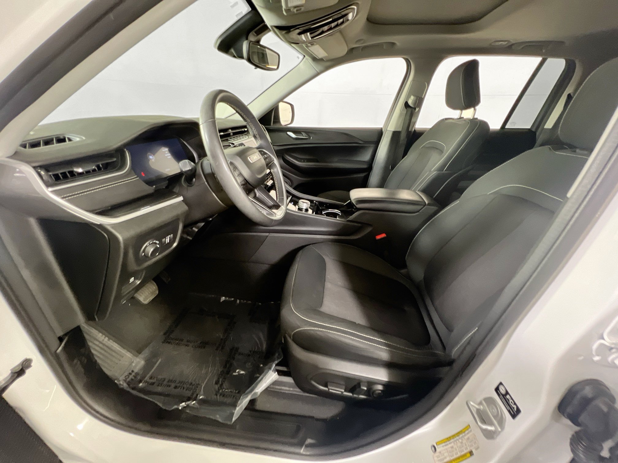 Used 2023 Jeep Grand Cherokee Laredo w/ Luxury Tech Group I AWD/4WD image 20
