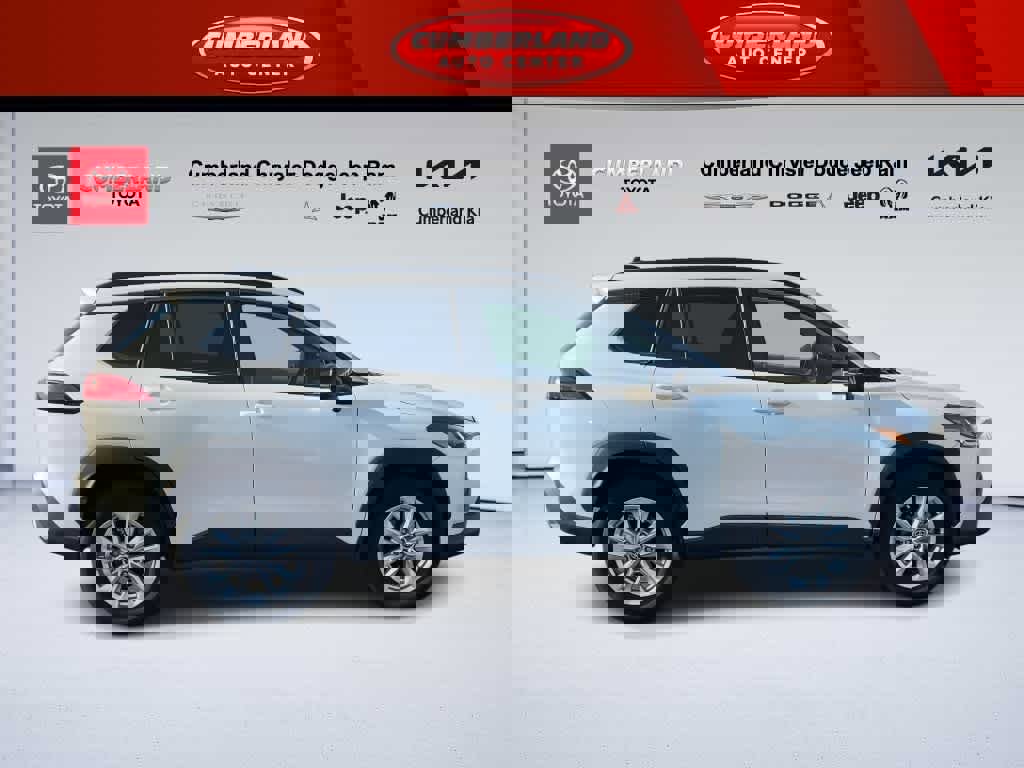 Used 2025 Toyota Corolla Cross LE image 9