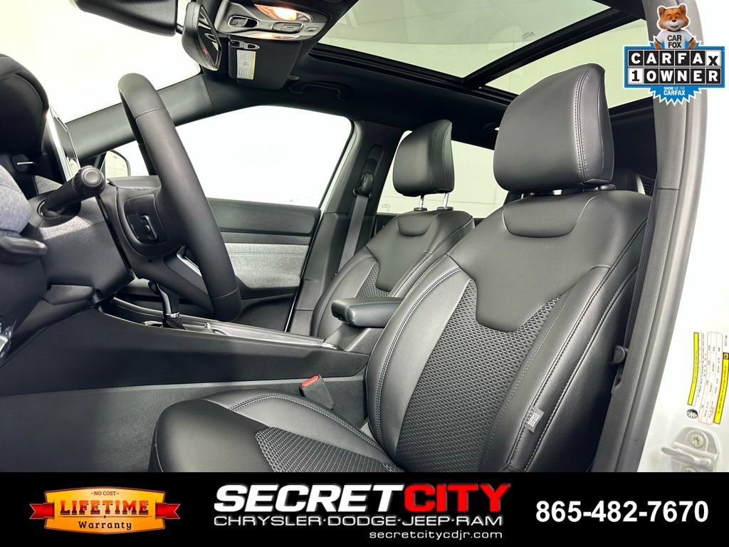 Used 2025 Jeep Compass Latitude w/ Sun & Sound Group AWD/4WD image 13