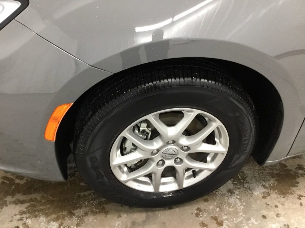 Used 2025 Chrysler Pacifica Select image 4