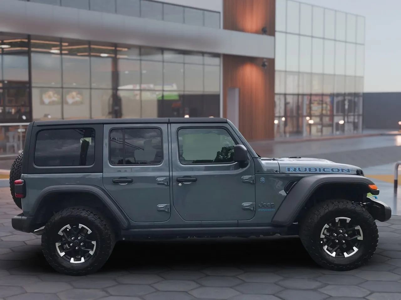 Used 2025 Jeep Wrangler Unlimited Rubicon 4xe w/ Convenience Group AWD/4WD image 4