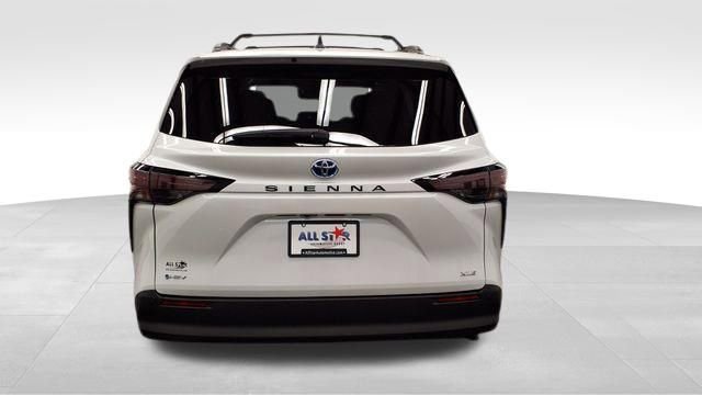 Used 2025 Toyota Sienna XLE image 6