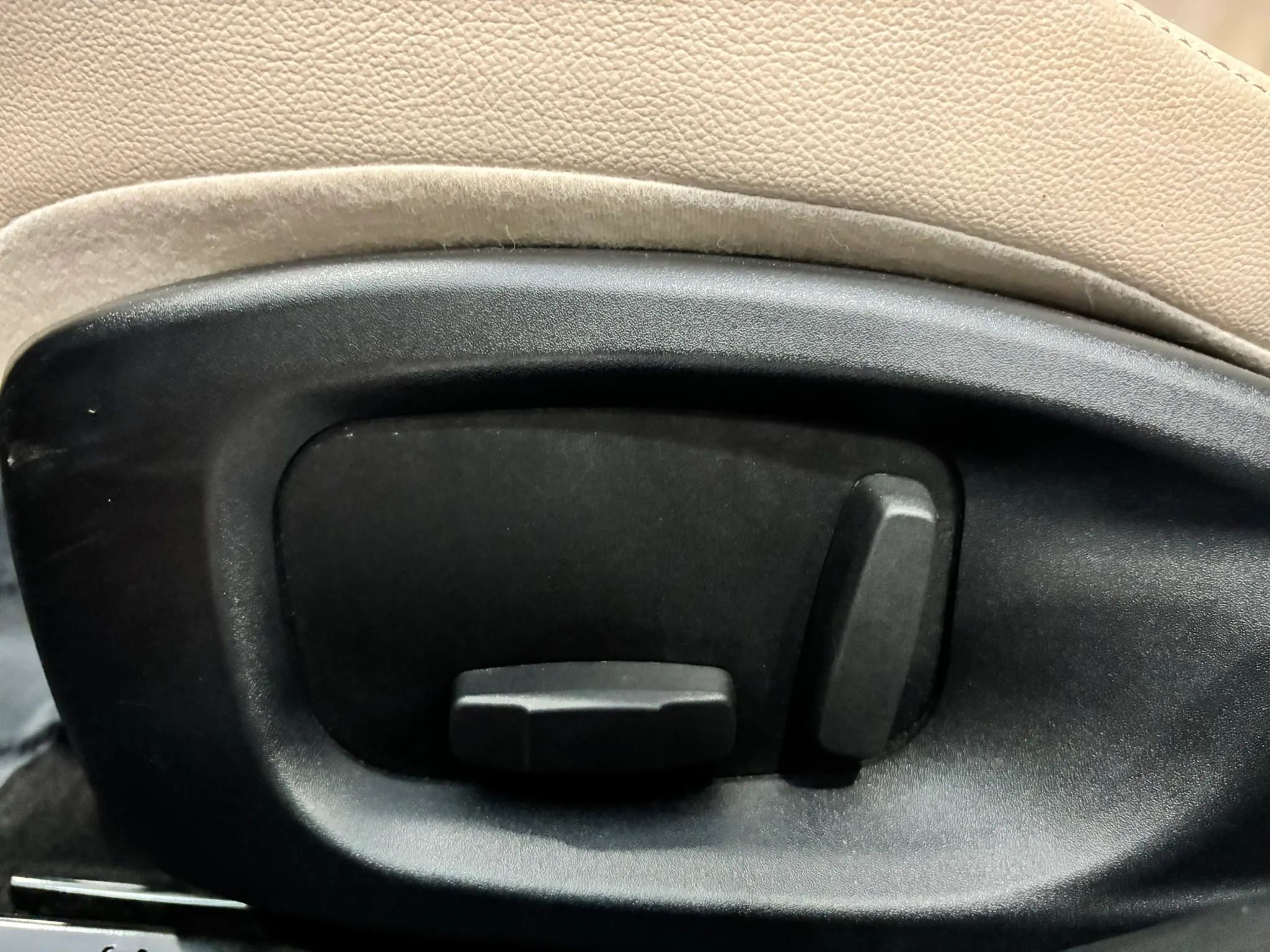 Used 2017 Jaguar XE Premium image 13