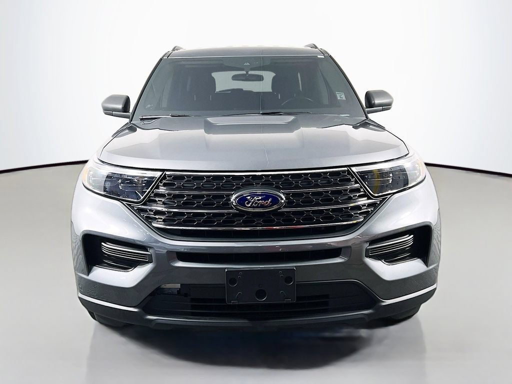 Used 2023 Ford Explorer XLT AWD/4WD image 2