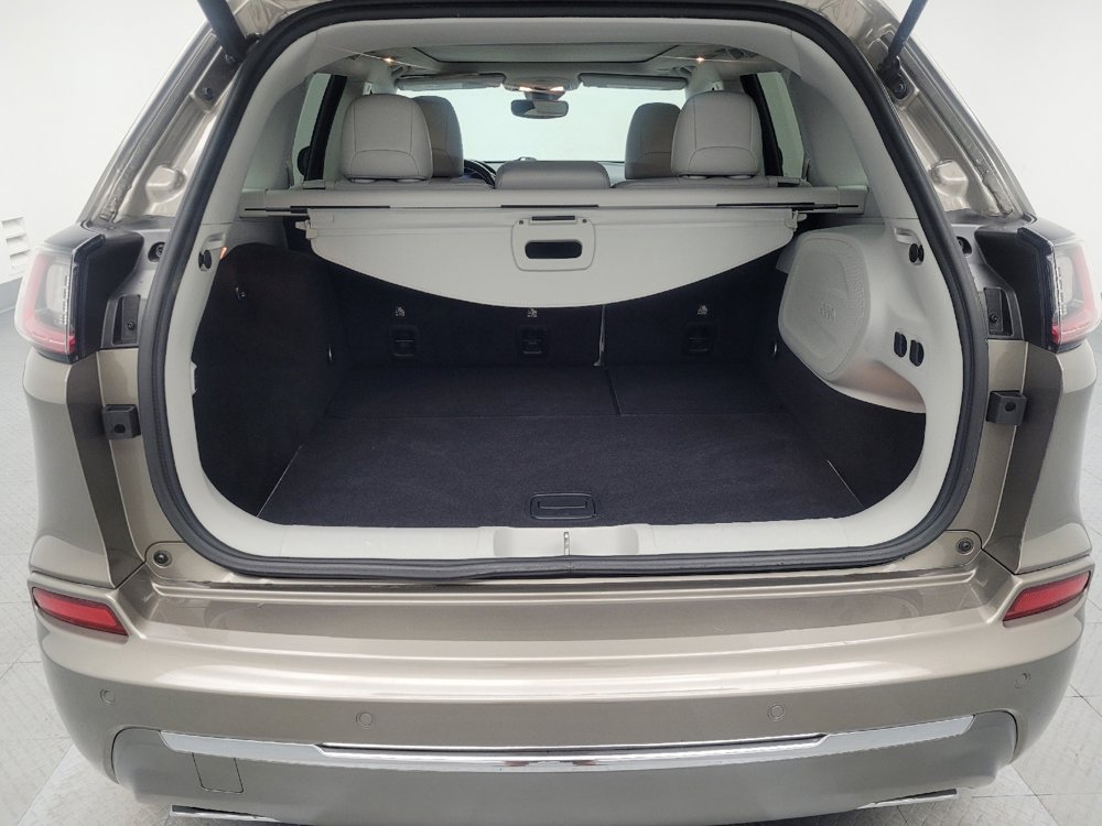 Used 2019 Jeep Cherokee Overland w/ Technology Group image 29