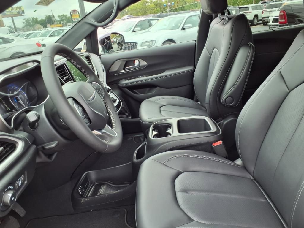 New 2026 Chrysler Pacifica Select image 13
