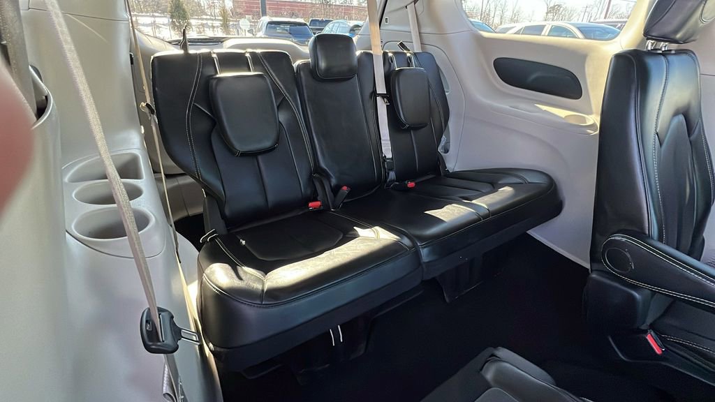 Used 2024 Chrysler Pacifica Touring-L image 14