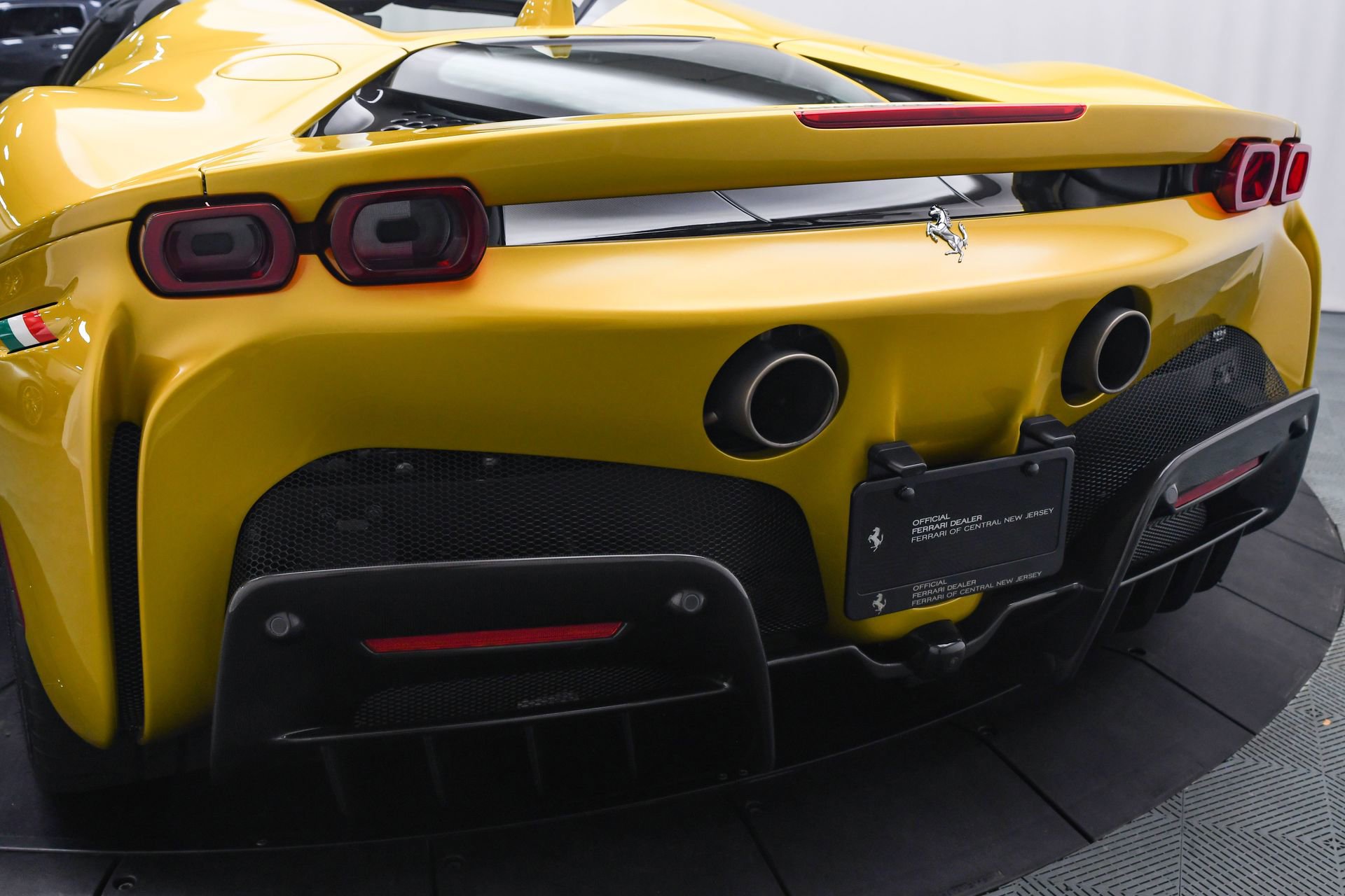 Used 2022 Ferrari SF90 Spider image 19