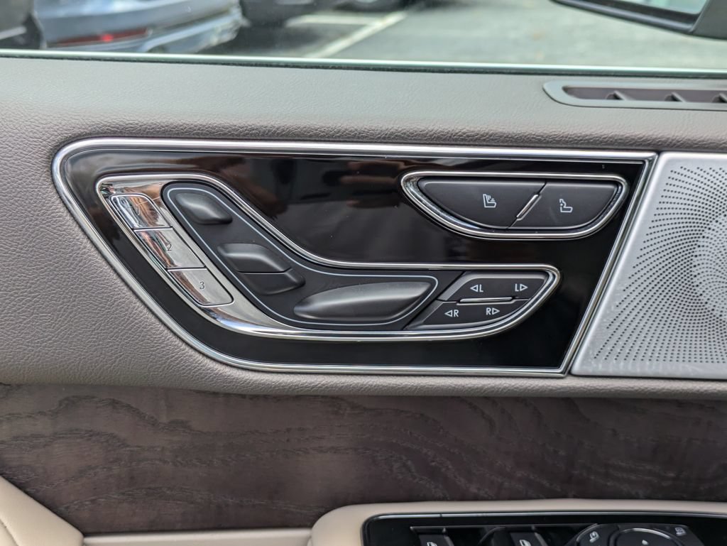 Certified 2022 Lincoln Navigator Reserve AWD/4WD image 16