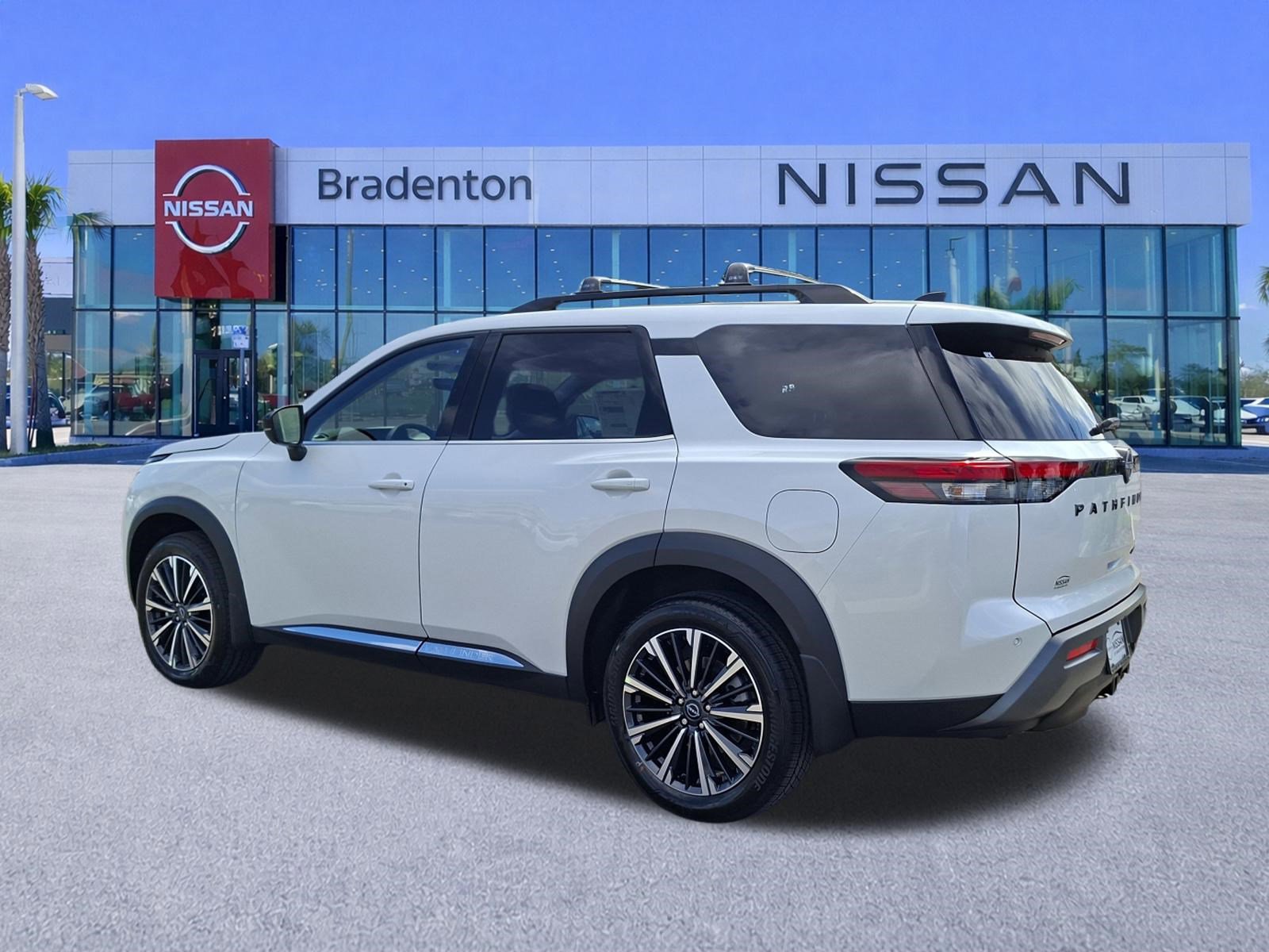 New 2026 Nissan Pathfinder Platinum FWD image 4