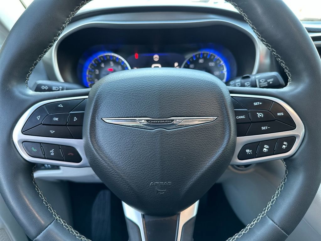 Used 2023 Chrysler Pacifica Touring-L FWD image 27