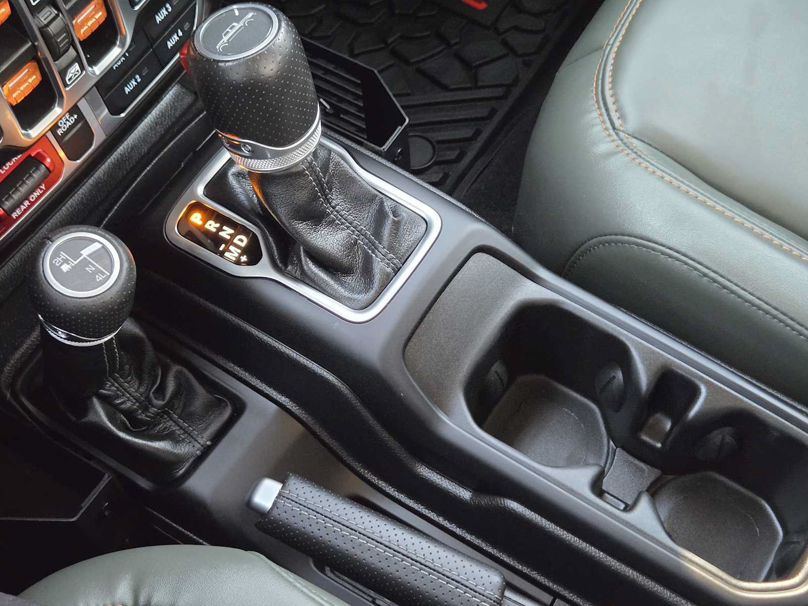 Used 2025 Jeep Gladiator Mojave w/ Convenience Group AWD/4WD image 21