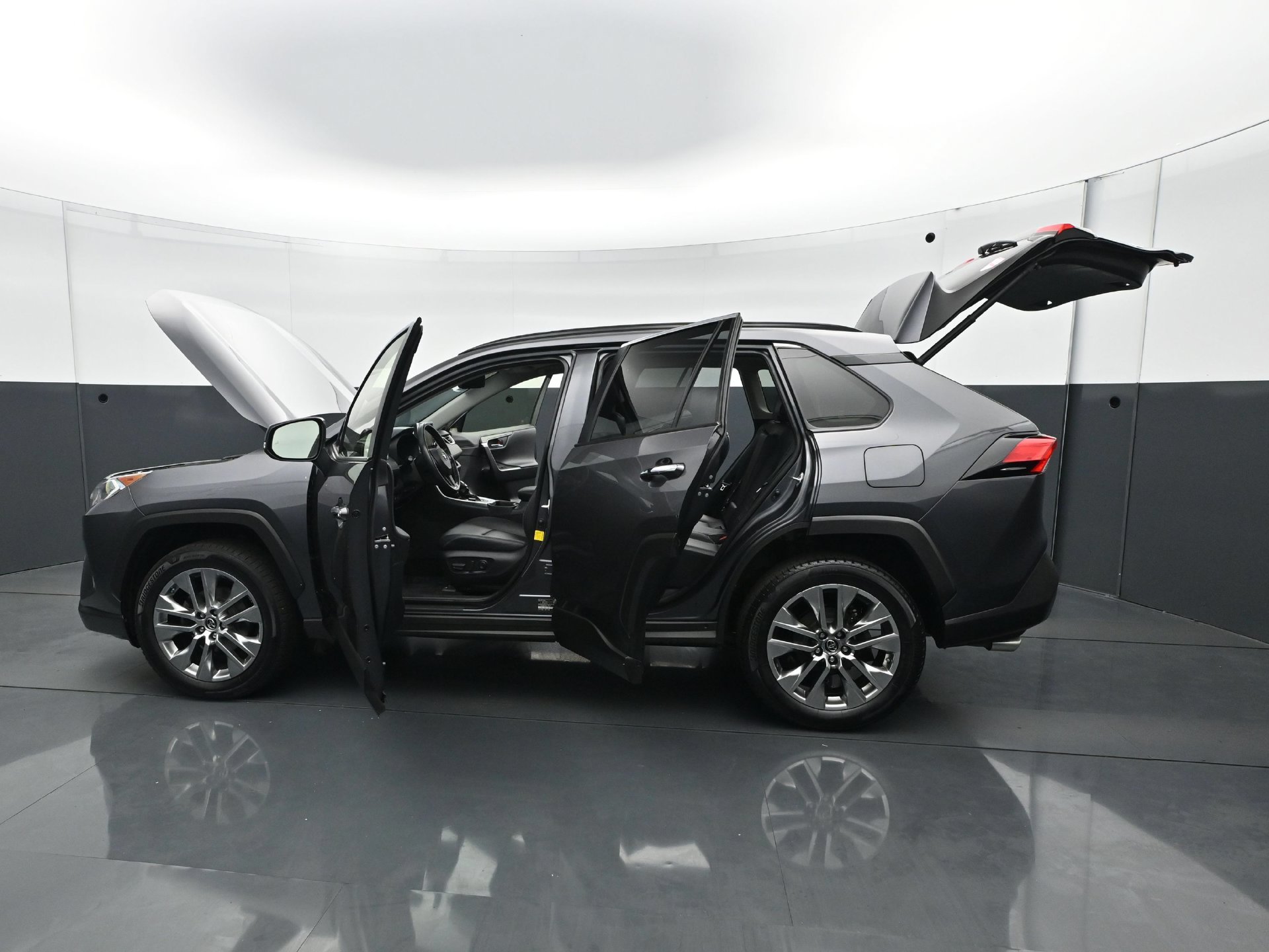 Used 2019 Toyota RAV4 Limited w/ Cold Weather Package AWD/4WD image 30