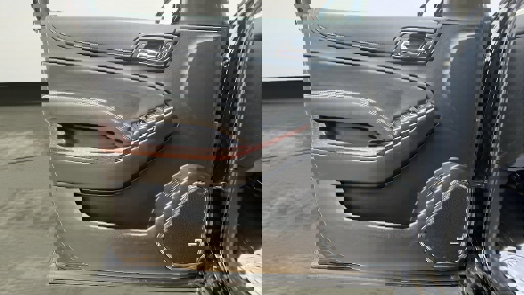 Used 2018 GMC Yukon SLT w/ Open Road Package image 17