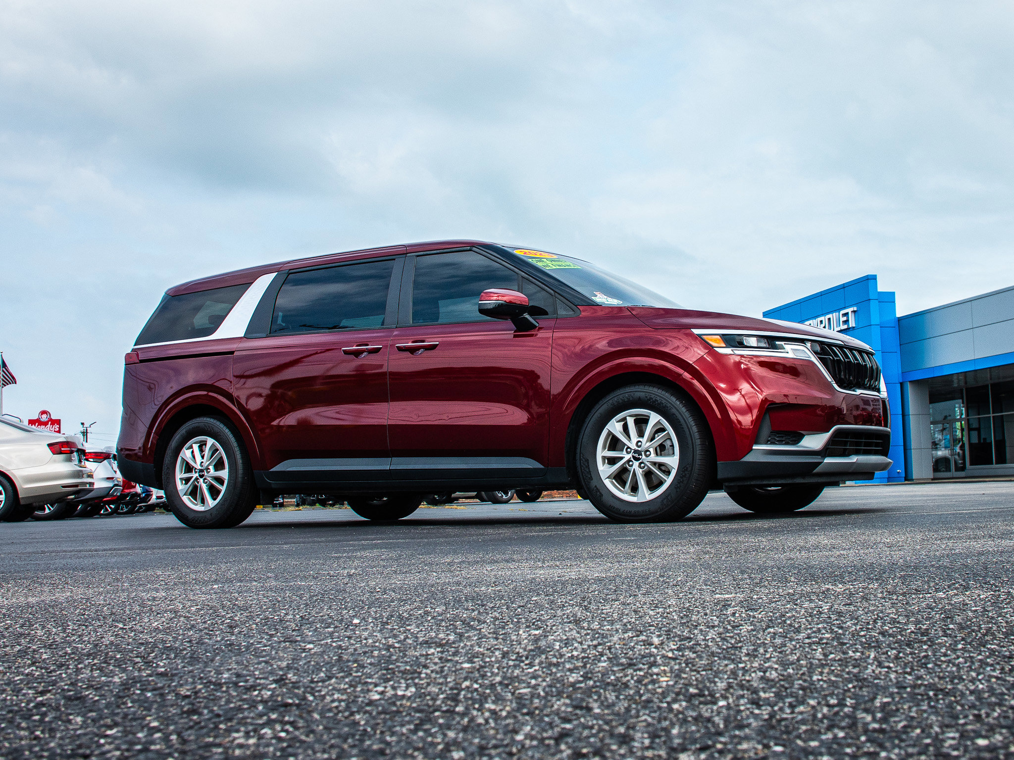 Used 2023 Kia Carnival LX FWD image 2