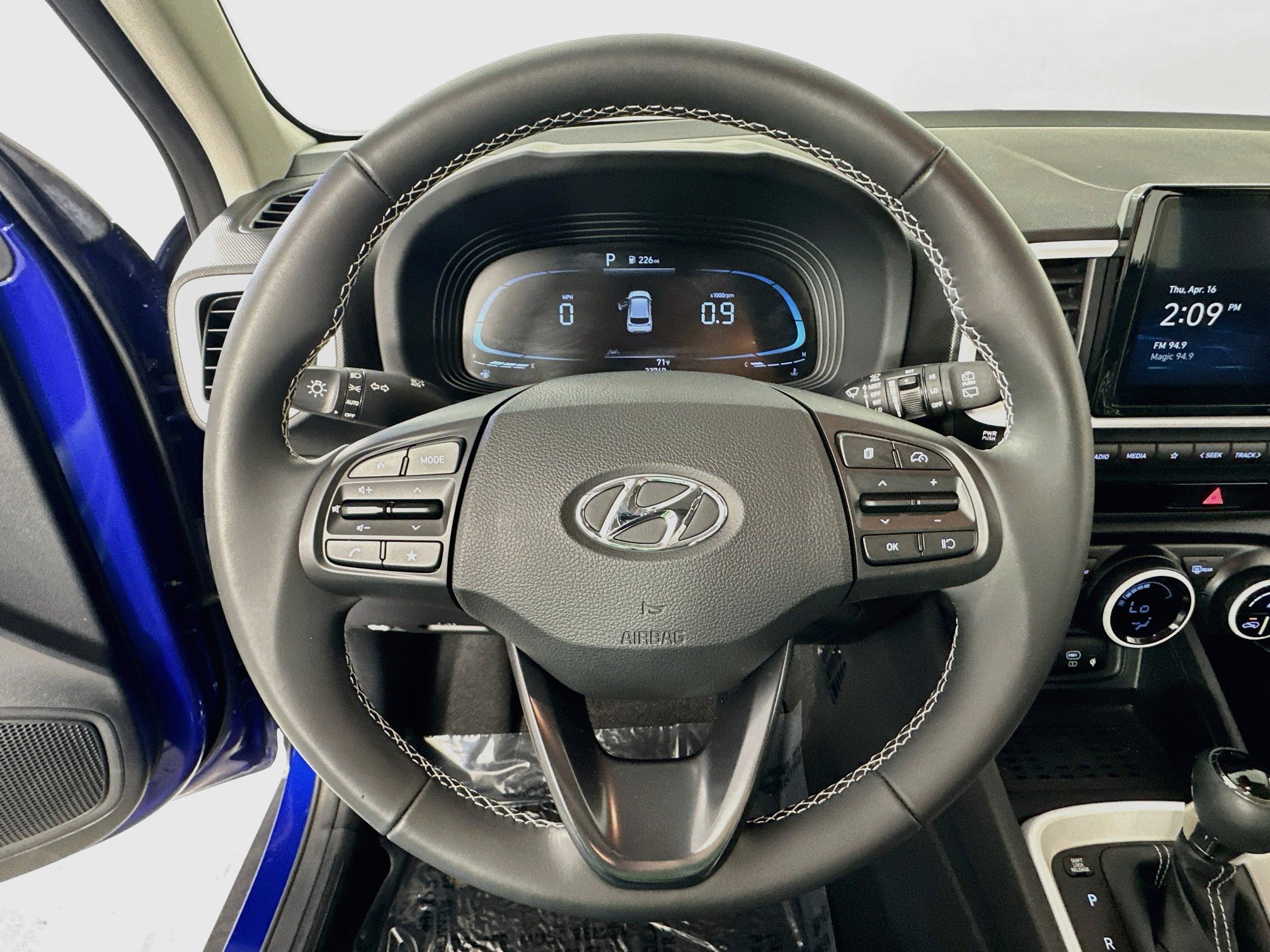 Used 2023 Hyundai Venue Limited FWD image 11