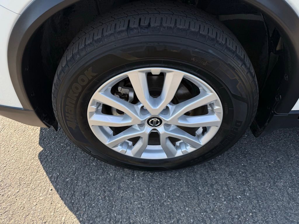 Used 2017 Nissan Rogue SV w/ SV Premium Package image 9