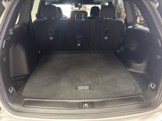 Used 2024 Jeep Grand Cherokee Laredo X w/ Luxury Tech Group I RWD image 12