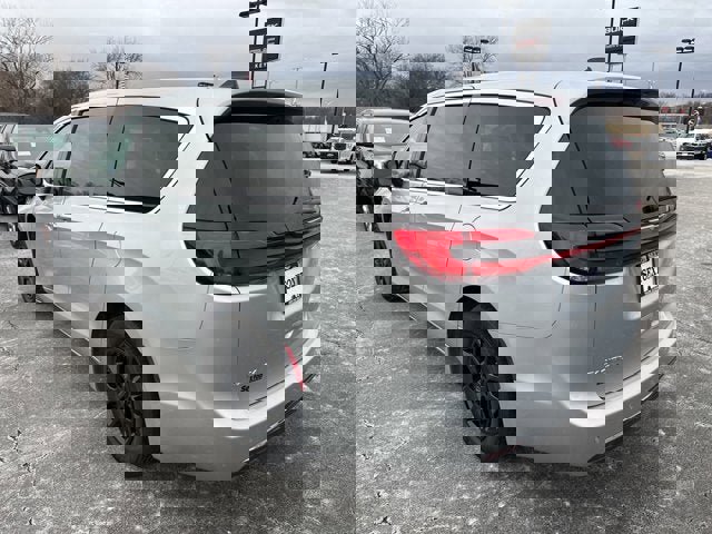 Used 2024 Chrysler Pacifica Touring-L image 7