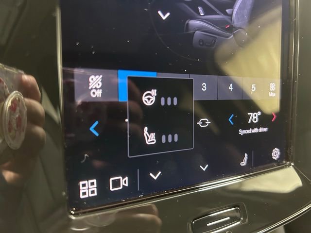 Used 2025 Volvo XC40 B5 Plus image 21