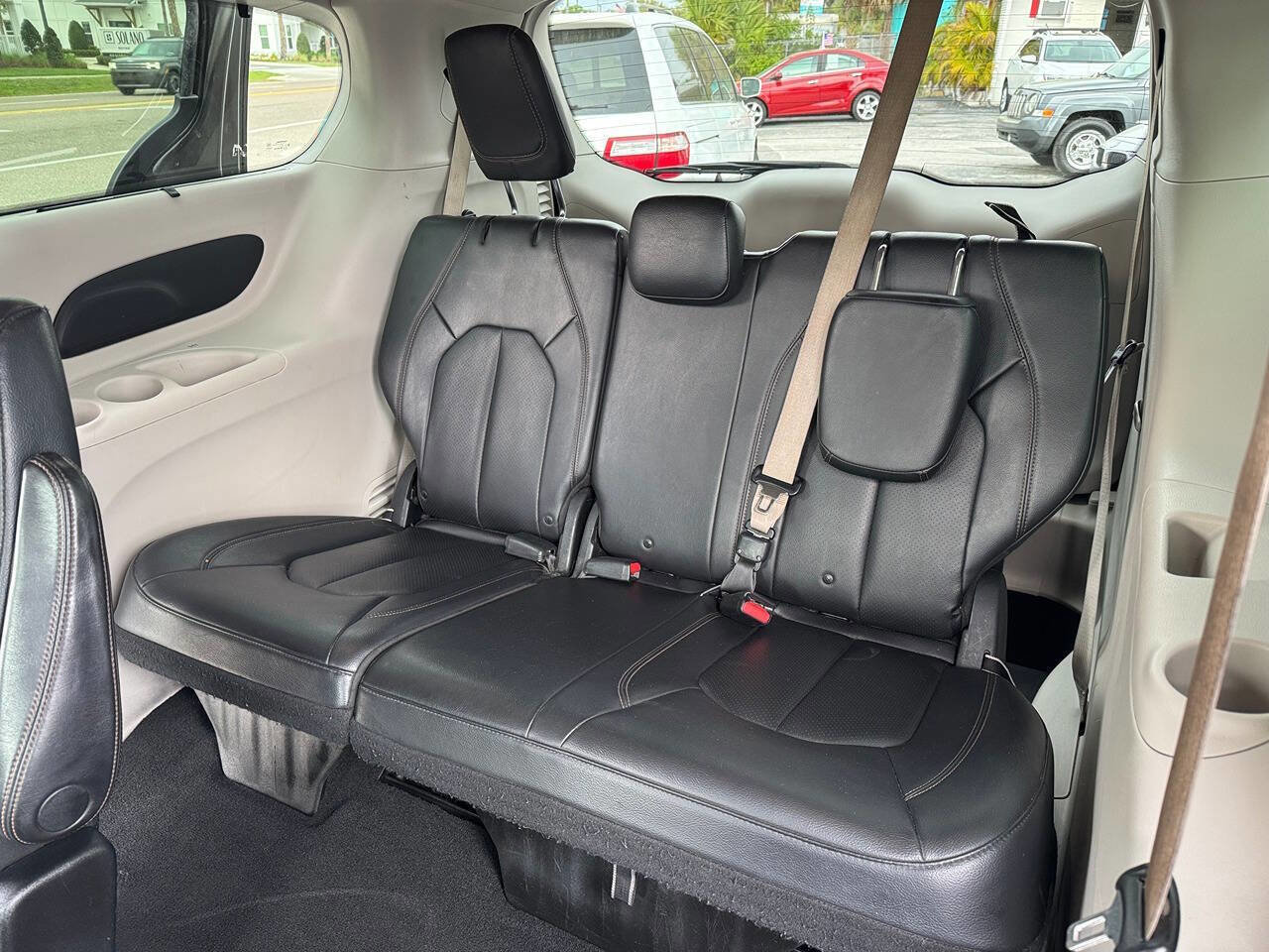 Used 2018 Chrysler Pacifica Touring-L FWD image 18