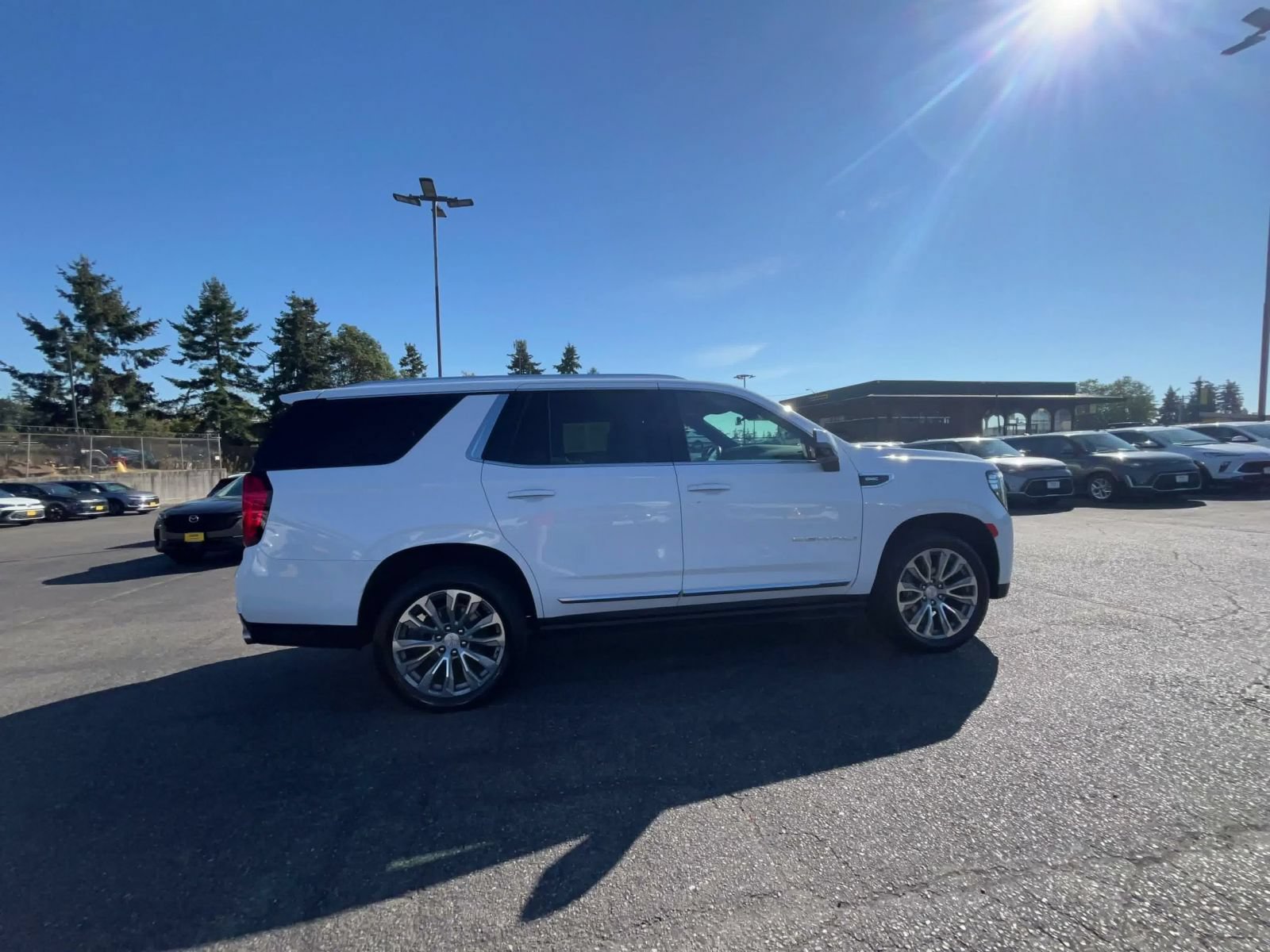 Used 2021 GMC Yukon Denali w/ Denali Premium Package AWD/4WD image 15