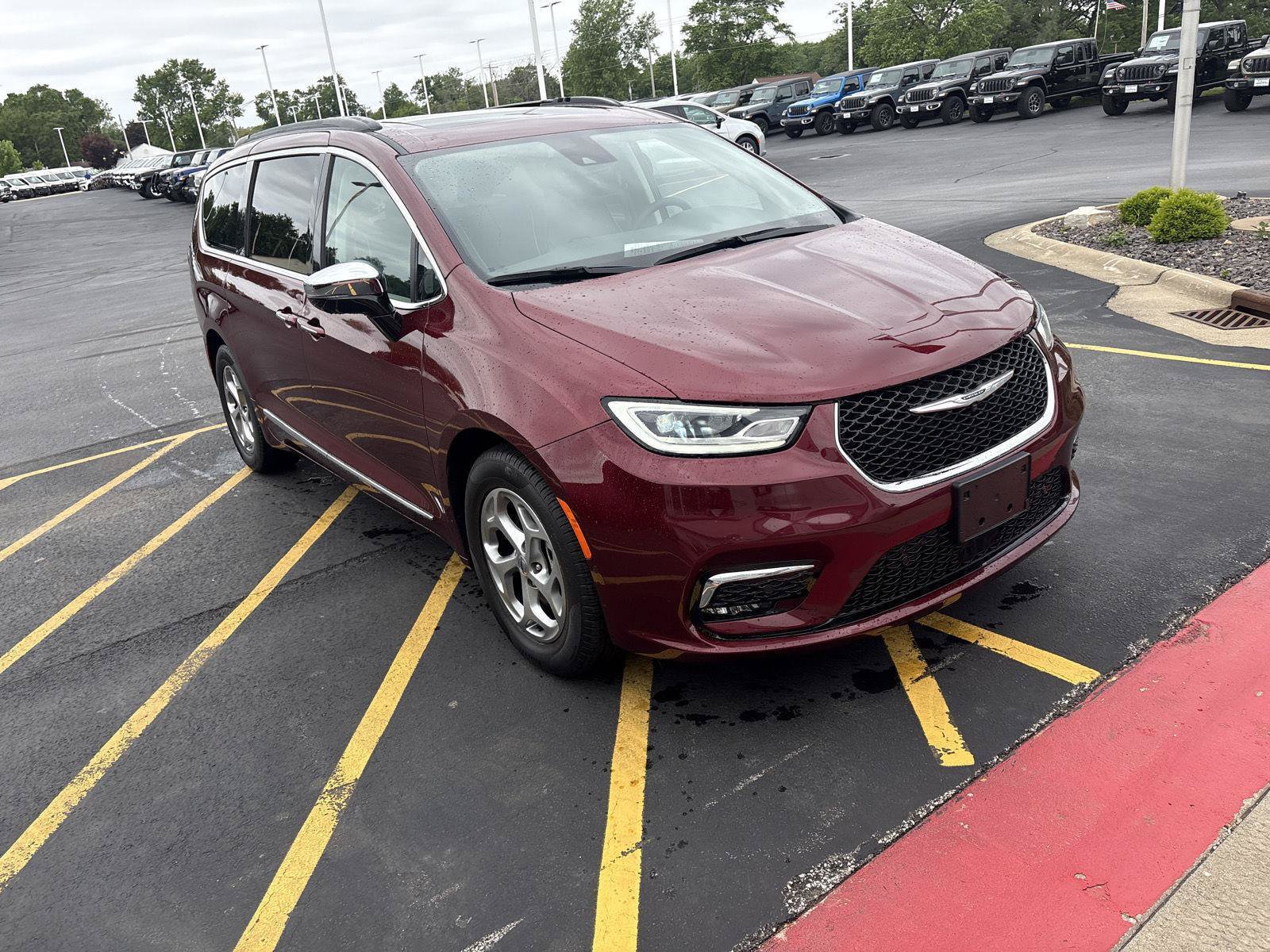 Used 2023 Chrysler Pacifica Limited FWD image 2