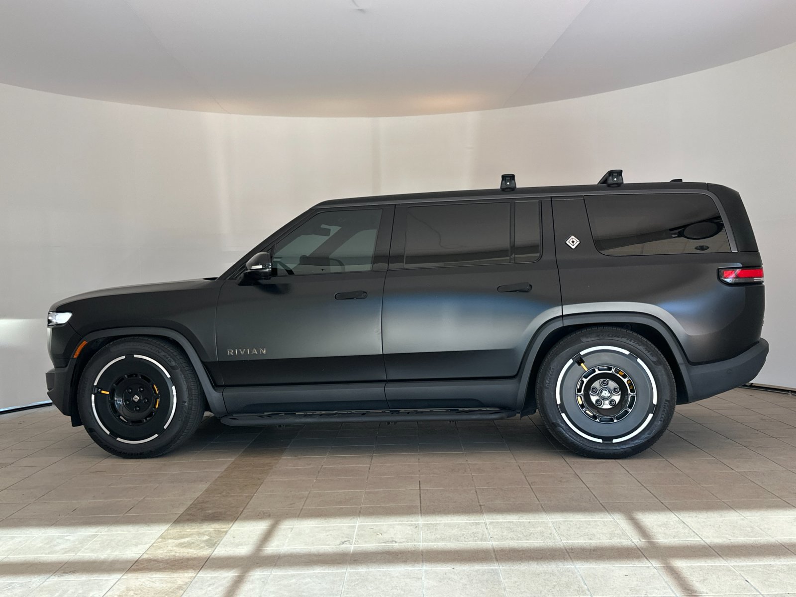 Used 2025 Rivian R1S Premium Dual AWD/4WD image 3