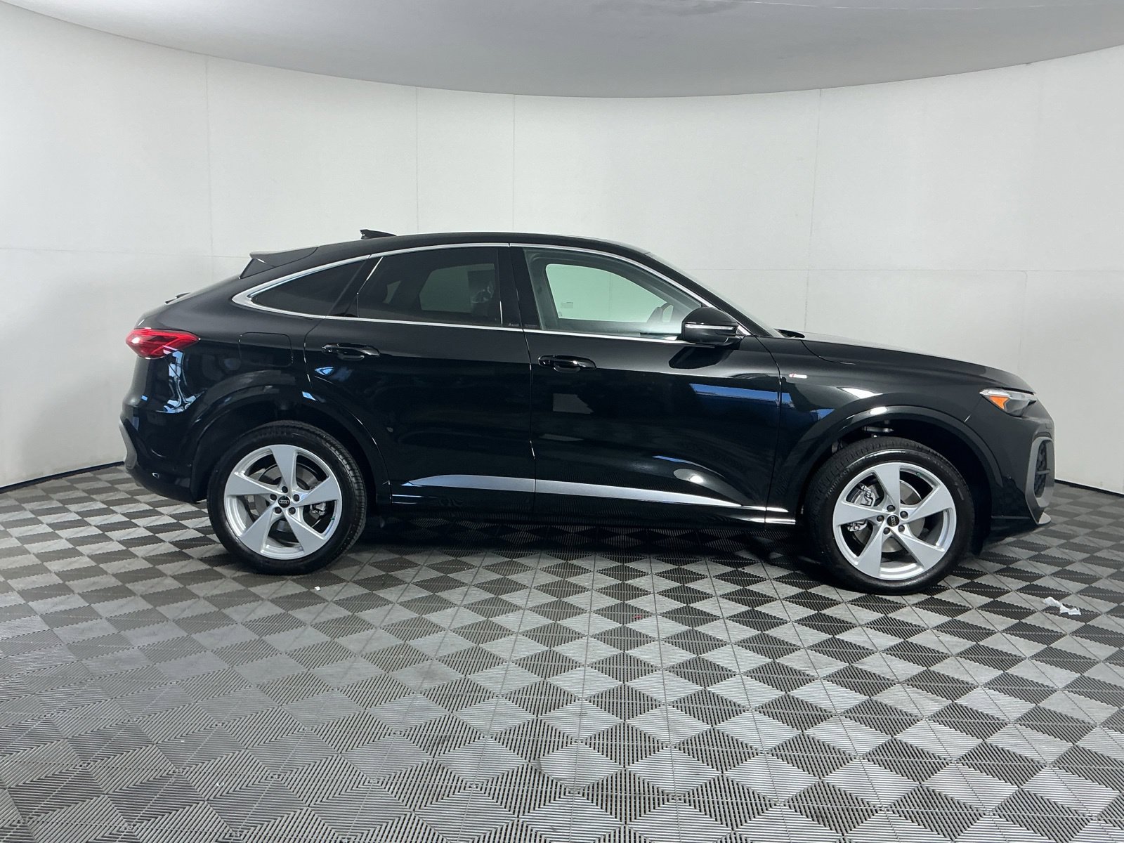 Used 2025 Audi Q5 Premium Plus w/ Premium Plus AWD/4WD image 9