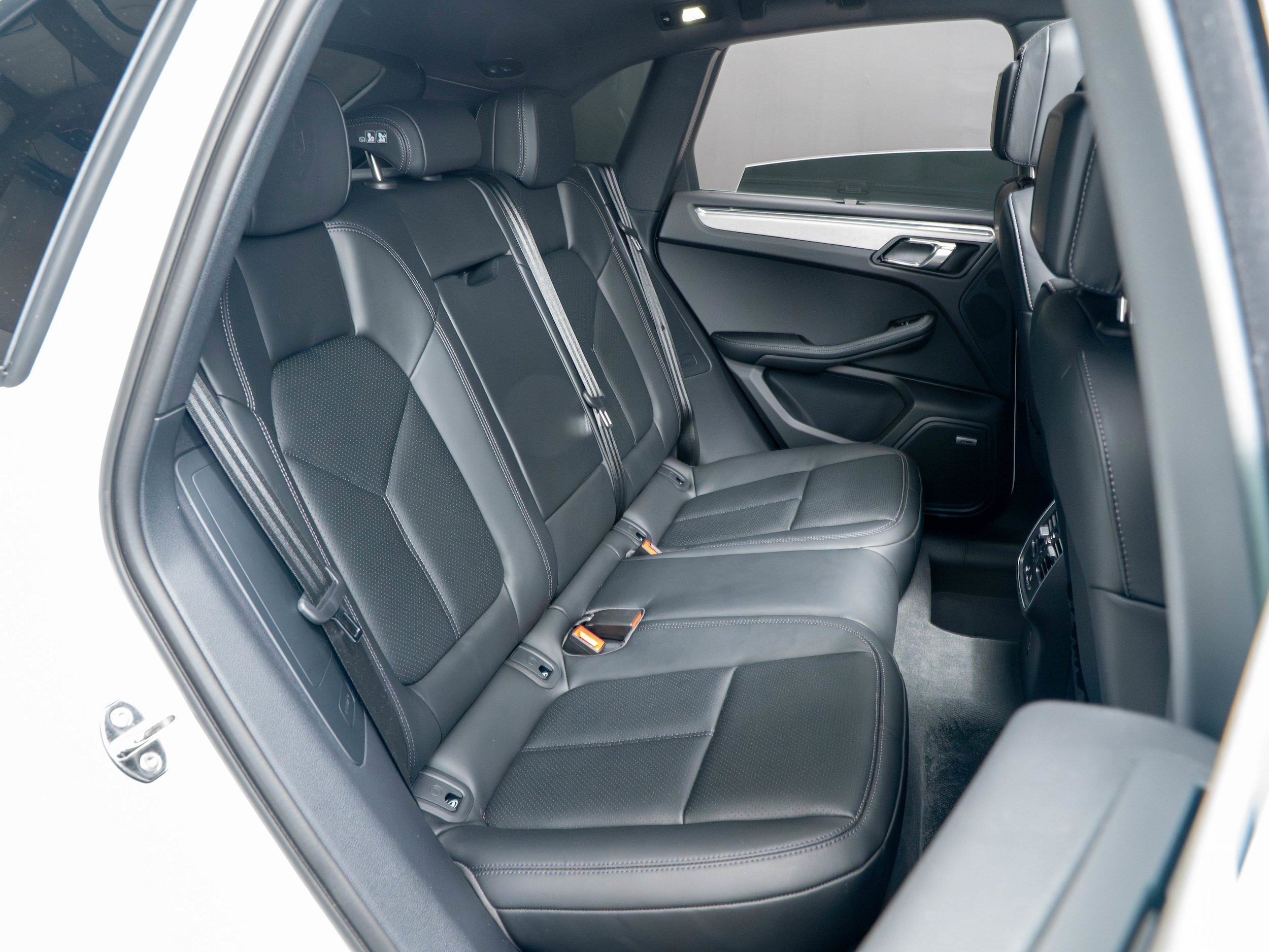 Certified 2026 Porsche Macan AWD/4WD image 41