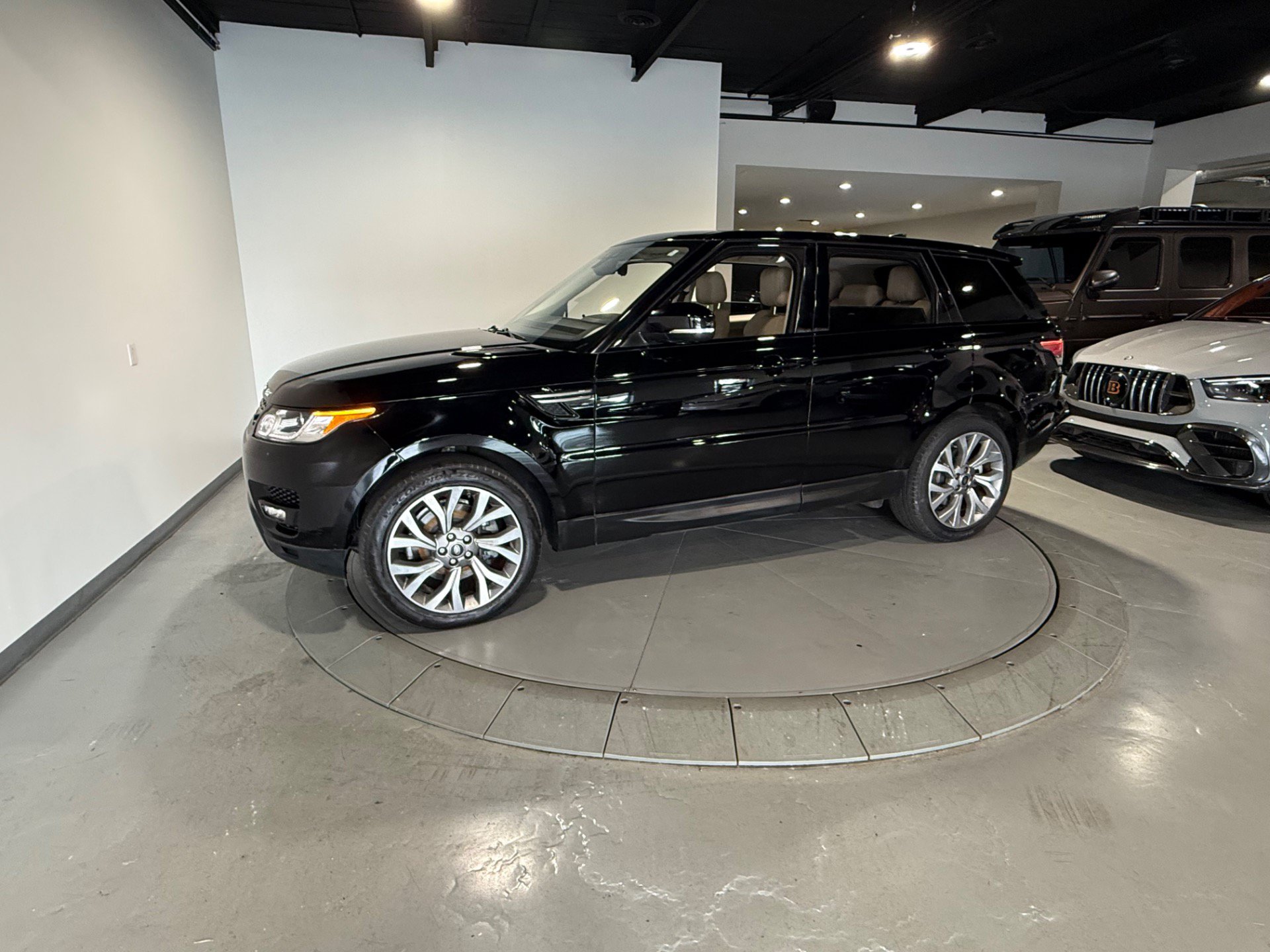 Used 2017 Land Rover Range Rover Sport SE AWD/4WD image 6