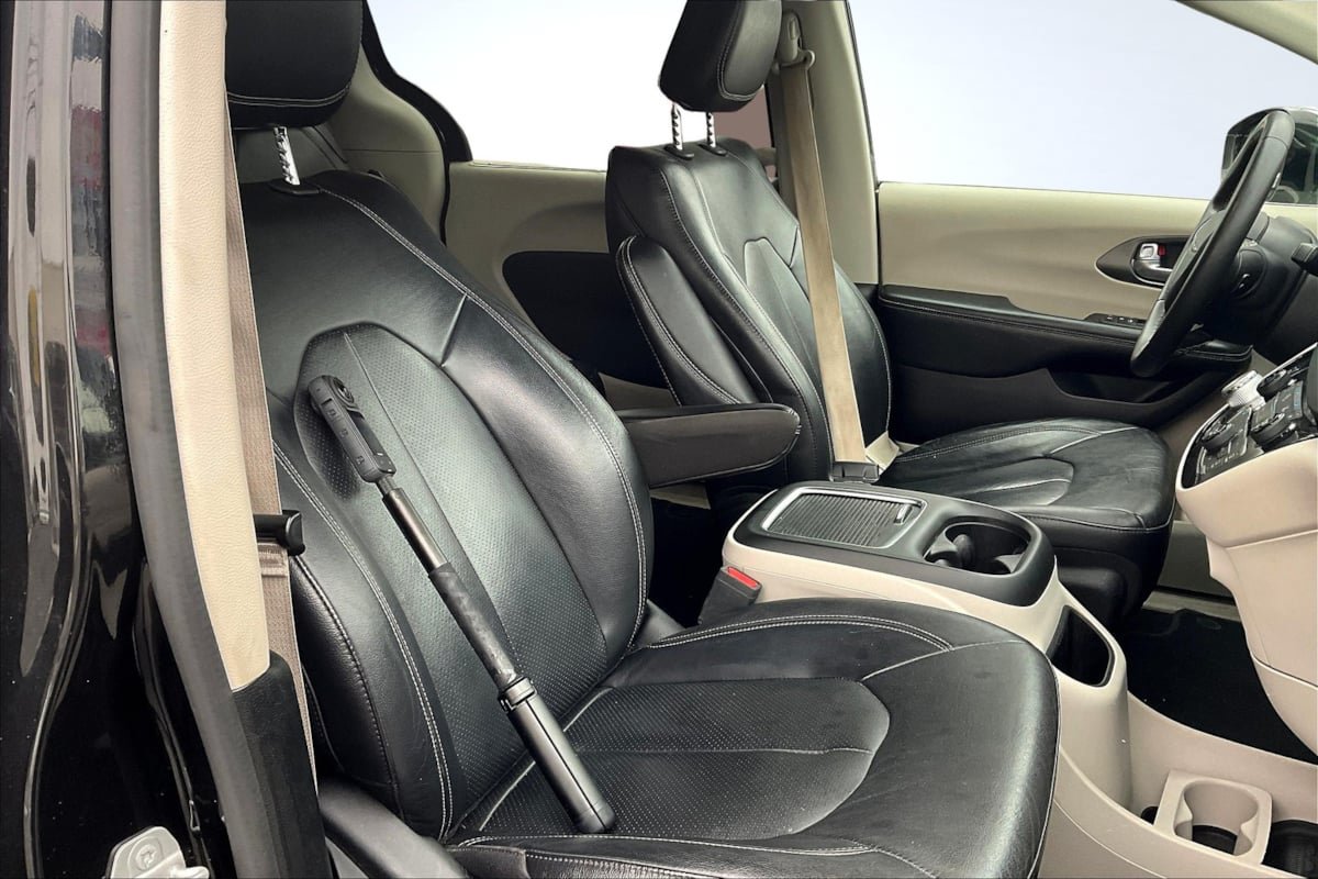 Used 2022 Chrysler Pacifica Touring-L FWD image 7
