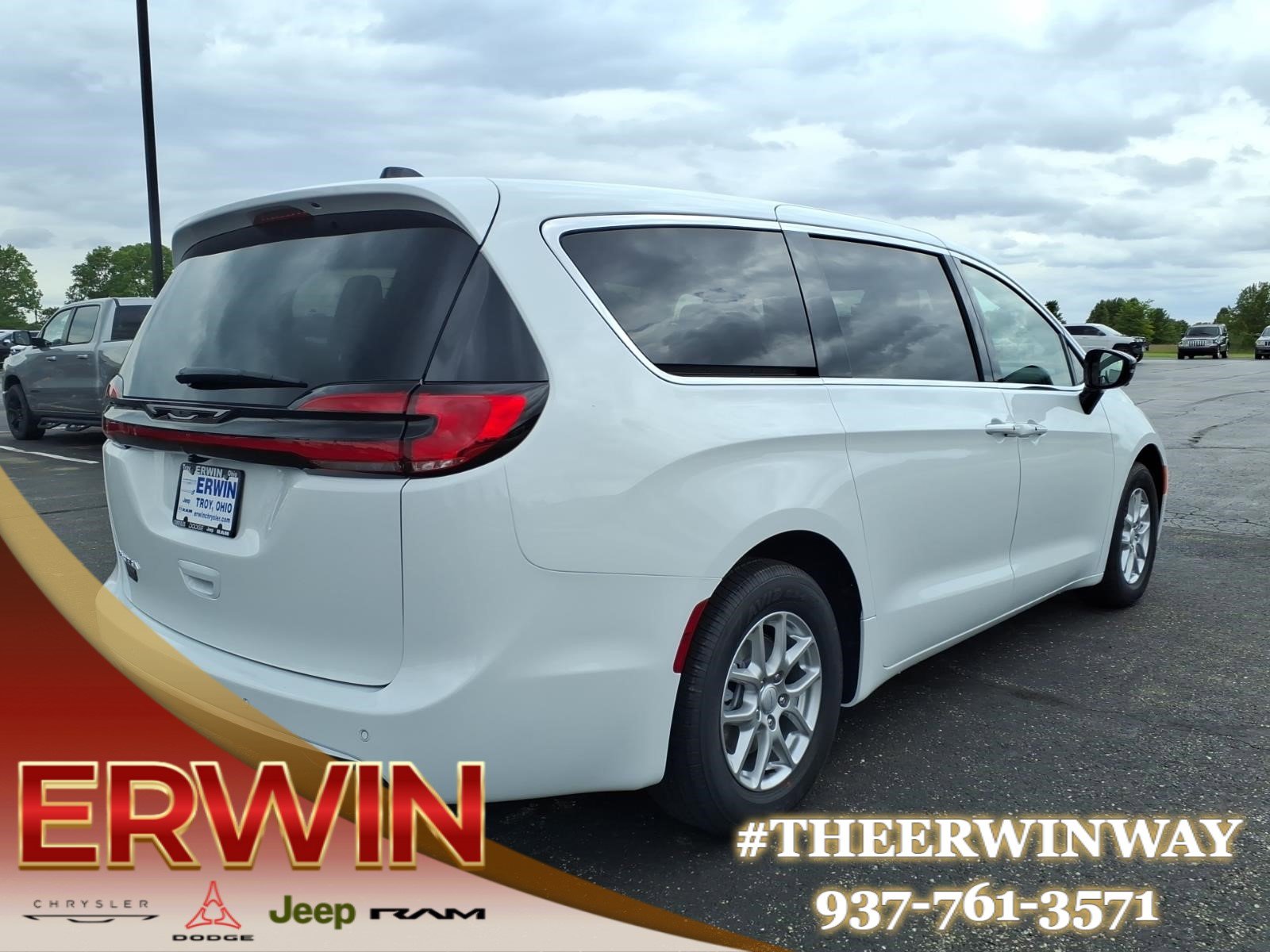 New 2027 Chrysler Pacifica Select FWD image 5