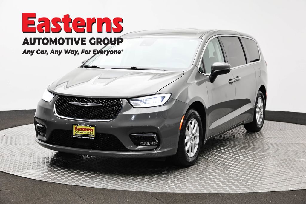 Used 2023 Chrysler Pacifica Touring-L FWD image 1