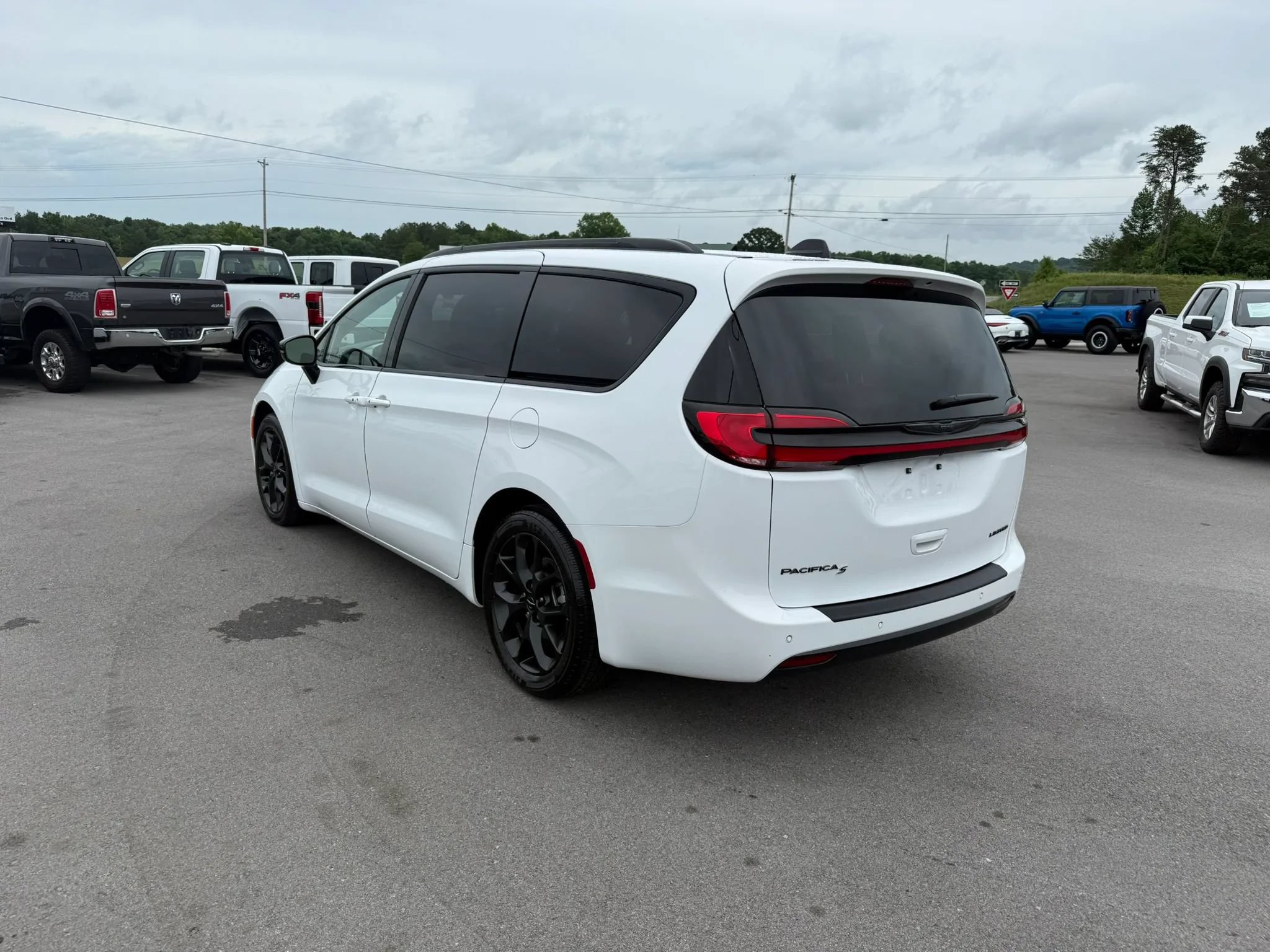 Used 2025 Chrysler Pacifica Limited FWD image 3