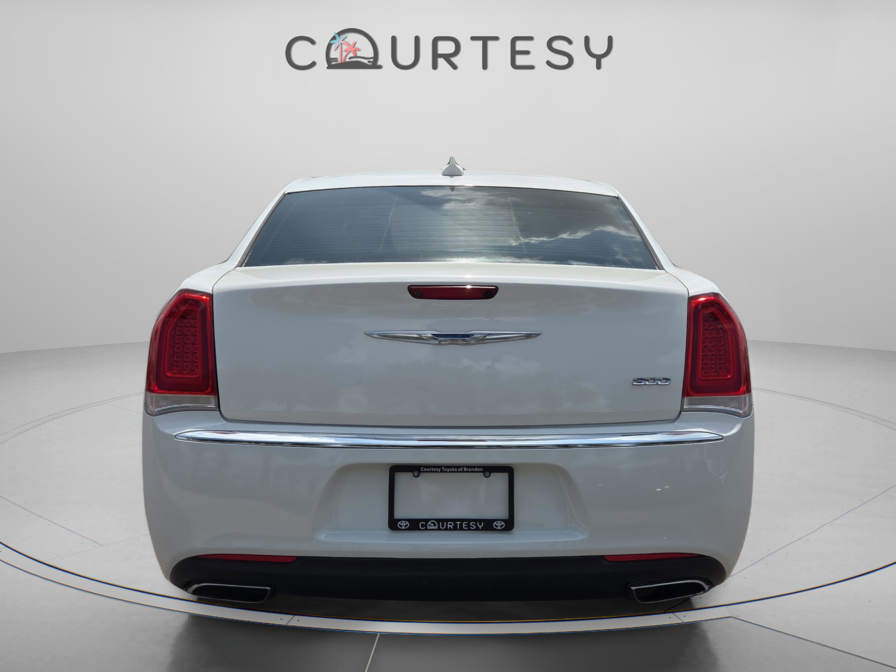 Used 2018 Chrysler 300 Limited image 4