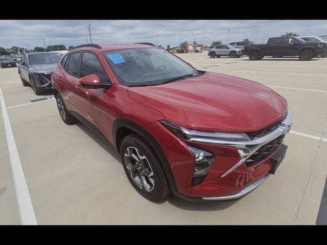 Used 2026 Chevrolet Trax LT w/ Driver Confidence Package FWD image 2