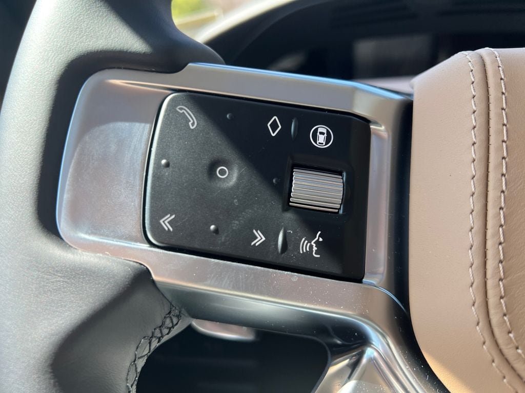 New 2025 Land Rover Discovery Metropolitan Edition AWD/4WD image 15
