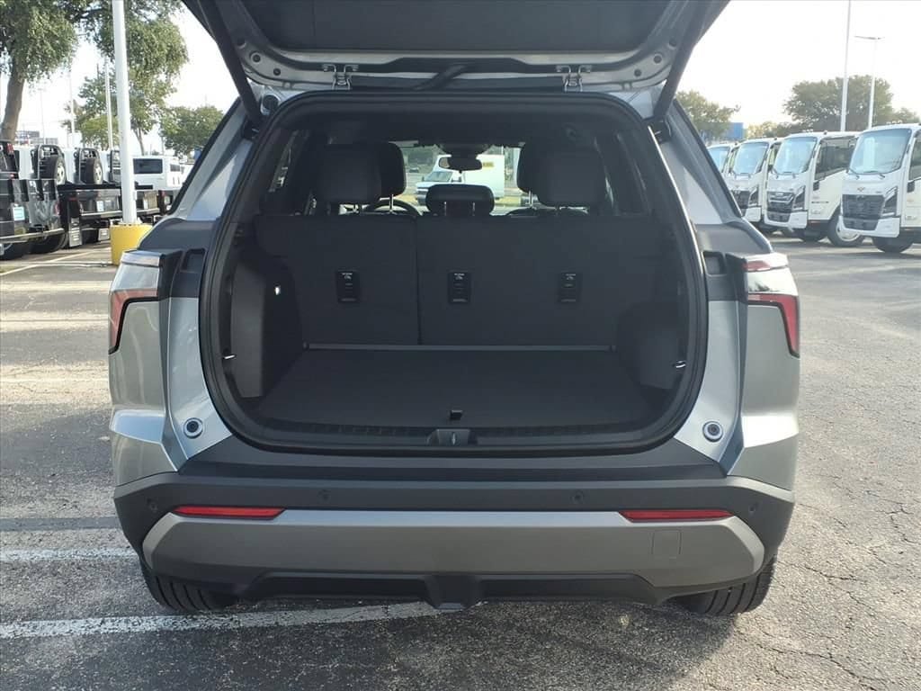 New 2027 Chevrolet Equinox LT w/ Convenience Package II FWD image 12