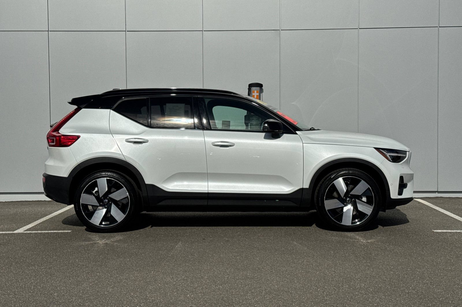 Used 2023 Volvo XC40 Recharge Ultimate w/ Protection Package Premier AWD/4WD image 6