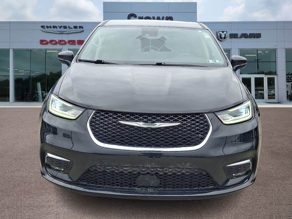 Used 2024 Chrysler Pacifica Touring-L FWD image 2