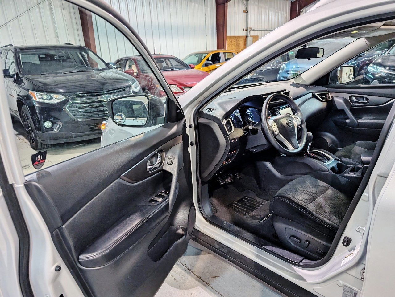 Used 2015 Nissan Rogue SV w/ SV Premium Package image 16