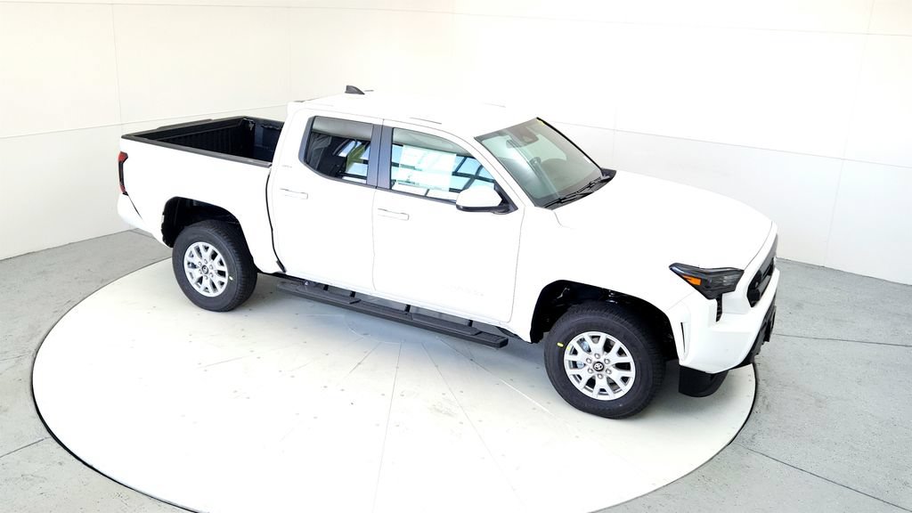 Used 2025 Toyota Tacoma SR5 AWD/4WD image 16