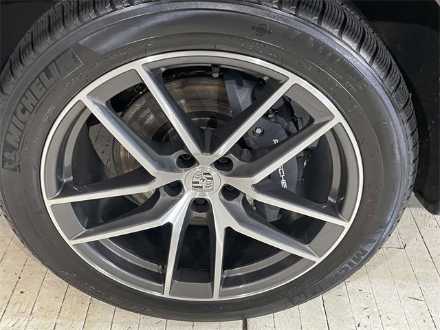 Certified 2025 Porsche Macan image 11