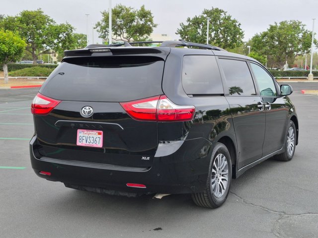 Used 2018 Toyota Sienna XLE w/ XLE Navigation Package FWD image 5