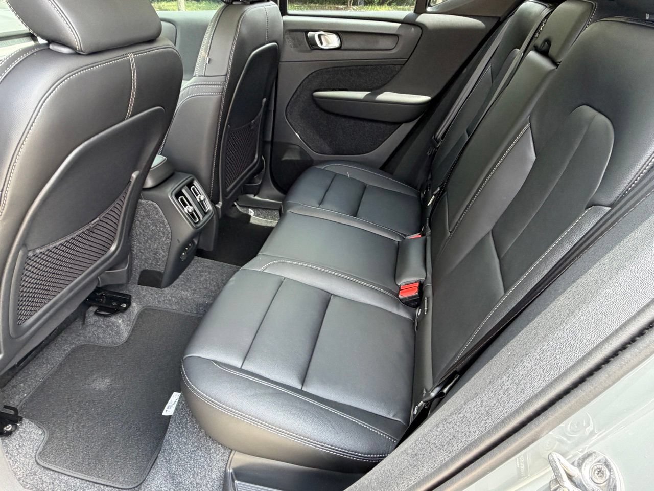 New 2026 Volvo XC40 B4 Core w/ Climate Package FWD image 23