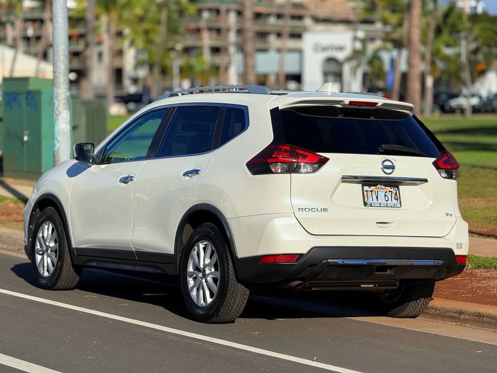 Used 2018 Nissan Rogue SV image 3